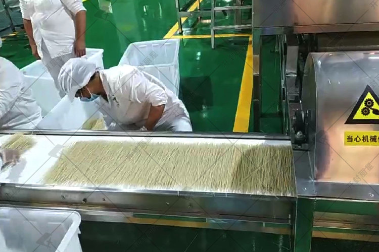 粉丝粉条加工出产，是选用手工出产还是机械出产？