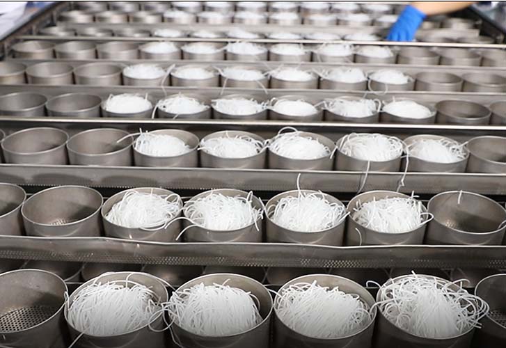 现代化酸辣粉加工厂用人少，日均 8 吨粉饼产出